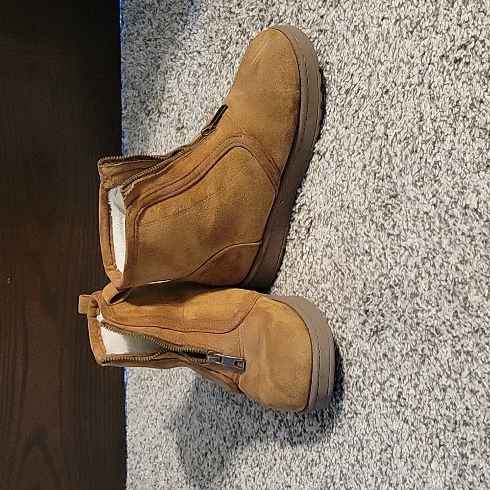 SO brand boots size 7